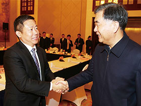 十九屆中央政治局常委，第十三屆全國(guó)政協(xié)主席汪洋與周海江握手合影